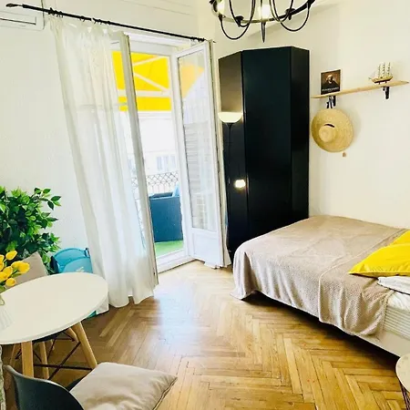 In The Center Balcony Ac * نيس